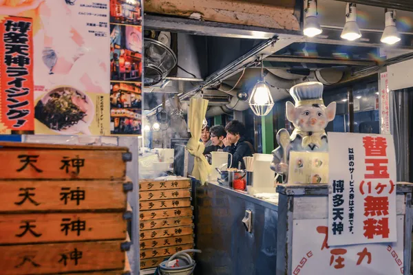 在东京都新宿区的廉价 eatingplace — 图库照片