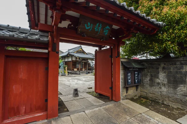 Πύλη στην περιοχή ναός στο Τόκιο, Ιαπωνία — Φωτογραφία Αρχείου