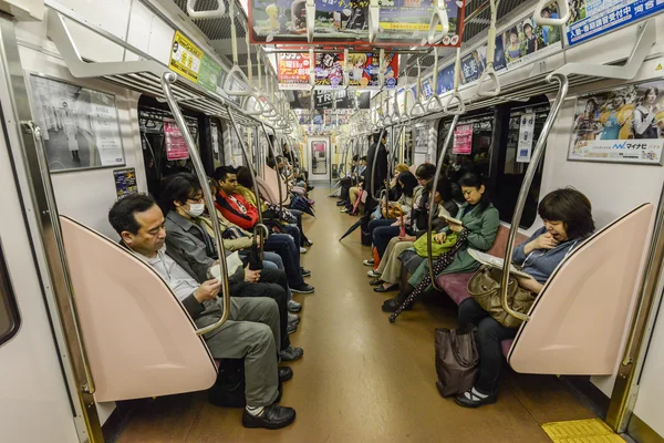 地铁列车在东京，日本 — 图库照片