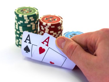 poker kartları-beyaz izole fişleri ile