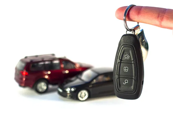 Ключи и автомобили на белом фоне Лицензионные Стоковые Изображения