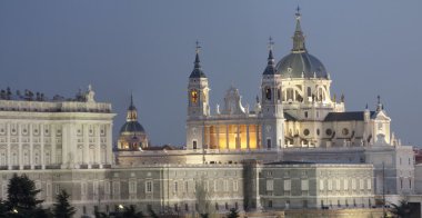 Kraliyet Sarayı ve katedral al madrid, İspanya