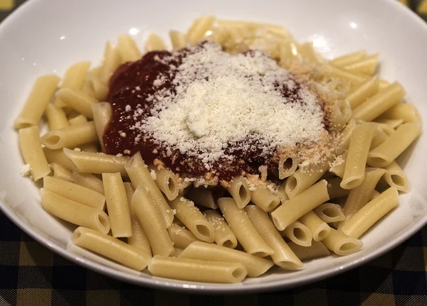 Italiaanse pasta met napolitan saus en Parmezaanse kaas — Stockfoto