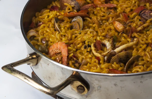 Fideua pişiriyorum.