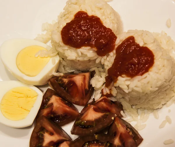 Jajko na twardo z ryżem i pomidorami — Zdjęcie stockowe