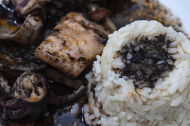 siyah soslu ve pirinç ile kalamar