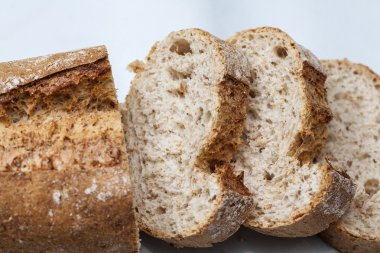 ev yapımı çavdar ekmek dilimleri