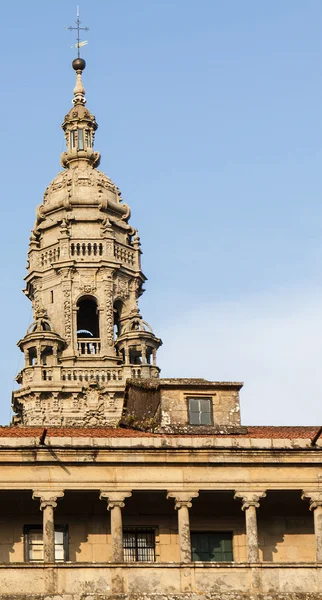 Romanische Fassade der Kathedrale von Santa Cruz de Compostela — Stockfoto