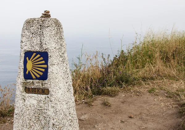 Mijlpaal bij finisterre het einde van de weg — Stockfoto