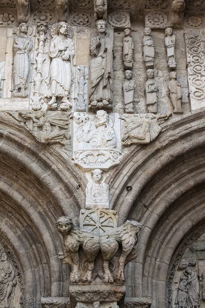 Statue and architecture details at Santiago Cathedra — Stock Photo, Image