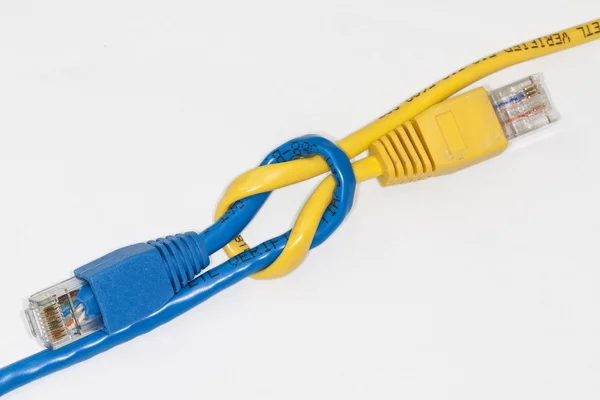 Зв'язані кольорові кабелі Ethernet — стокове фото