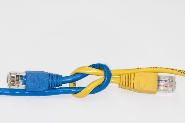Завязанные цветные кабели Ethernet — стоковое фото