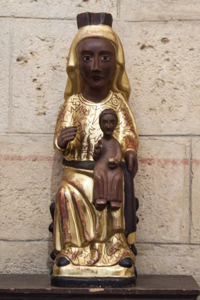 Estatua románica de la virgen negra en la iglesia románica — Foto de Stock