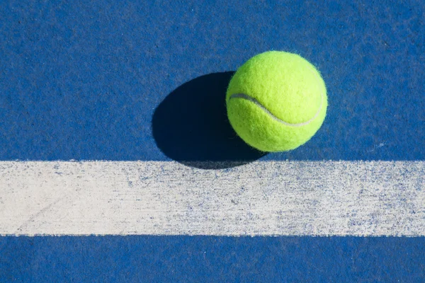 Isolerade tennisbollar — Stockfoto