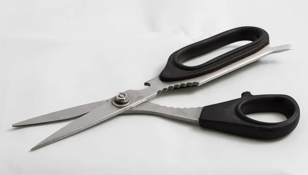 Beyaz arkaplanda makas