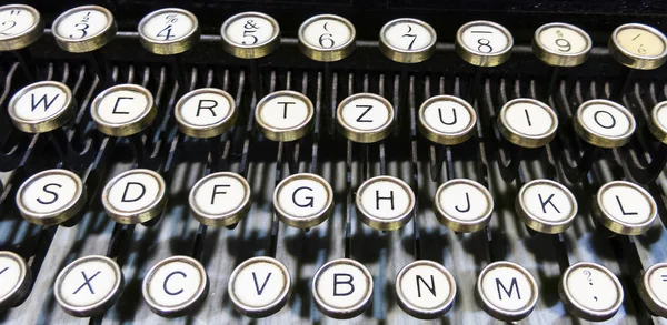 Staré klíče, psací stroj — Stock fotografie