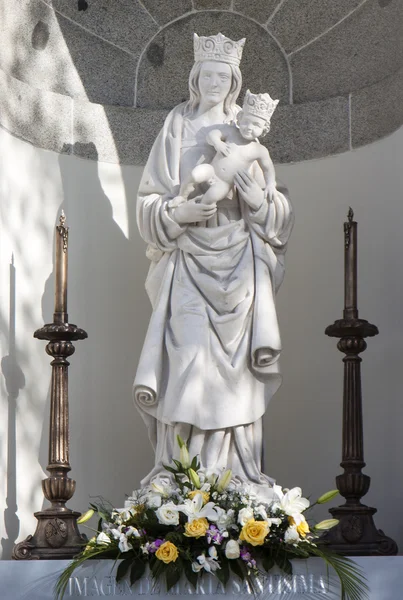 Madonnenstatue mit Kind — Stockfoto