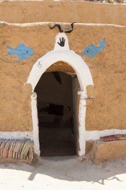 Berberi eviÄldre par lyssna på musik med hörlurar, isolerad på vit