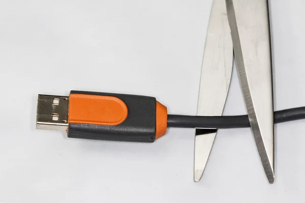 Scissors cutiing usb cable — Stock Photo, Image