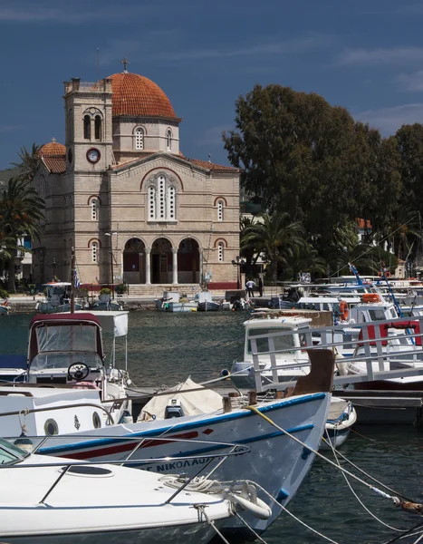 Fiskebåtar i hamnen på ön Egina i Grekland — Stockfoto
