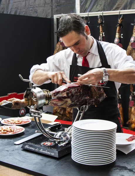 Chef affettare jamon iberico — Foto Stock