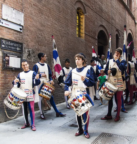 yarış Kazananlar sokaklarda geçit töreni..