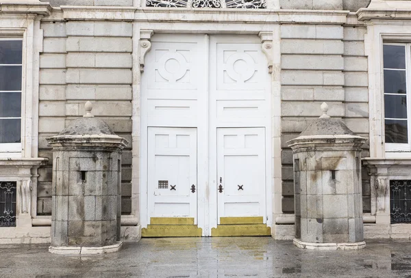Antigua puerta del Palacio Real —  Fotos de Stock