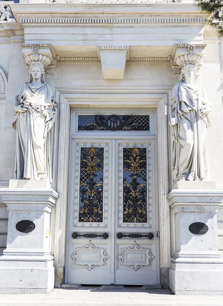 White door between two statues — Stock Photo, Image