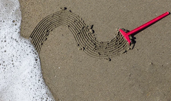 Graven kinderspeelgoed in het zand — Stockfoto