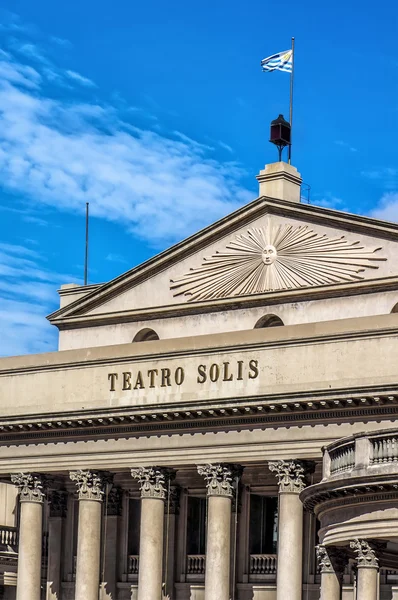 Operahuset Teatro solis byggnad på blå himmel i montevideo, uru — Stockfoto