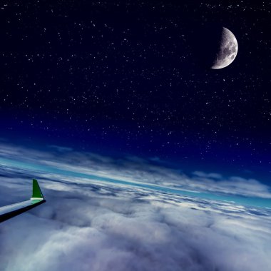 uçak kanadı üzerinde bulut ve ay uçuş
