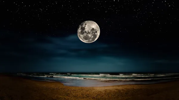 Full moon reflected on the beach — Stock Photo, Image