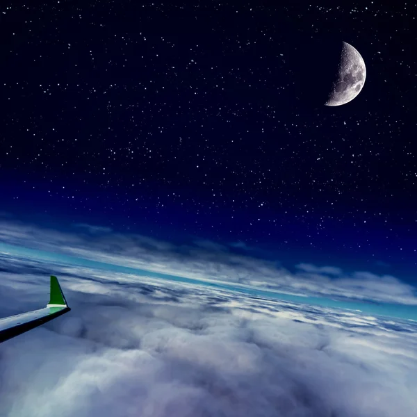 Skrzydła samolotu w locie nad chmury i księżyc — Zdjęcie stockowe