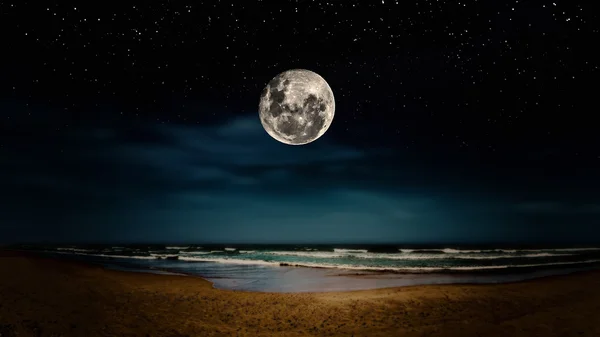 Luna piena riflessa sulla spiaggia Foto Stock