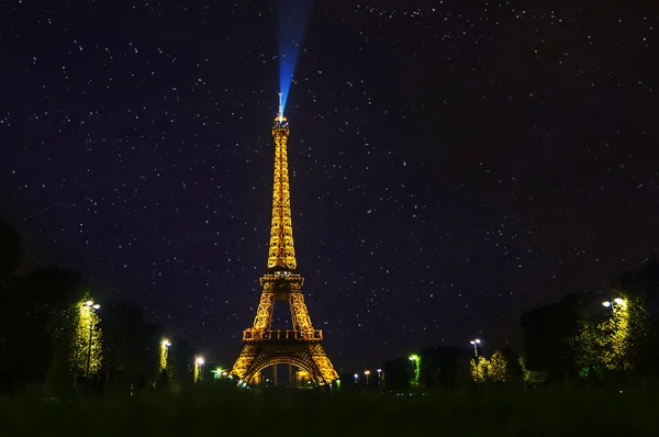 La Torre Eiffel iluminada por la noche Imágenes de stock libres de derechos