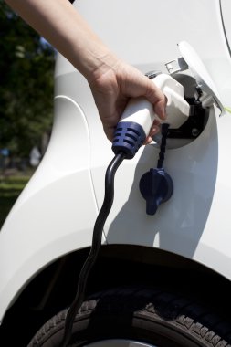 bir elektrikli araba ile şarj