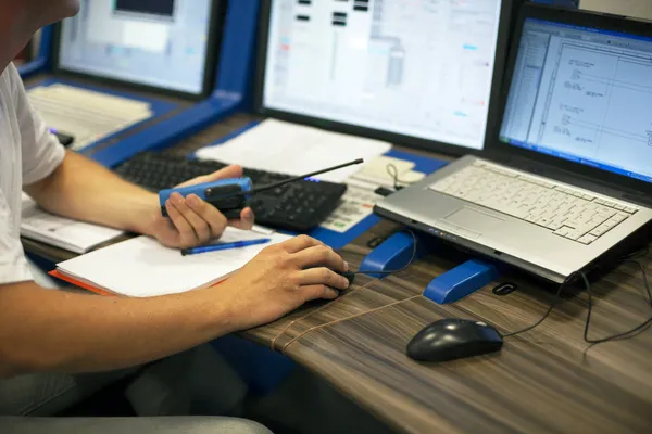 Operador da sala de controle — Fotografia de Stock