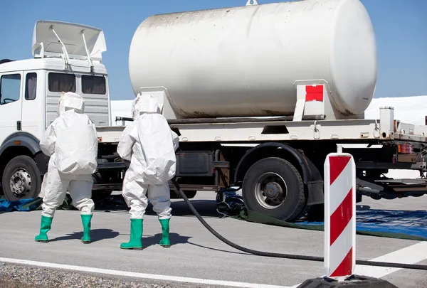 Chemikalienaustritt nach Verkehrsunfall — Stockfoto