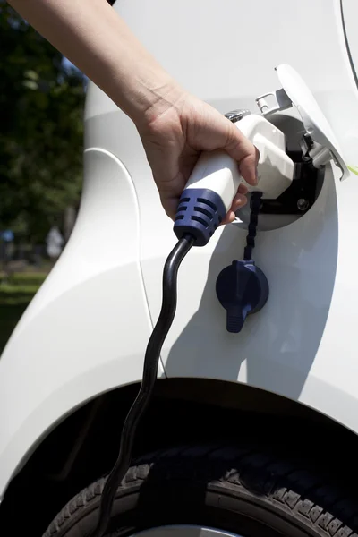 Carga de un coche eléctrico — Foto de Stock