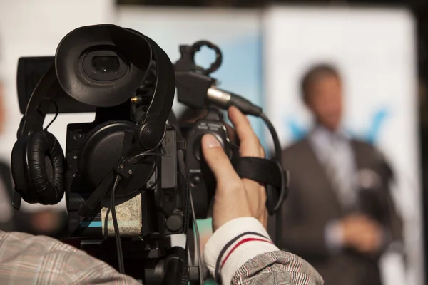 Cobrindo um evento com uma câmera de vídeo — Fotografia de Stock