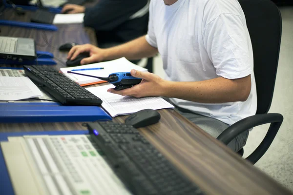 Uomo che lavora nella sala di controllo — Foto Stock