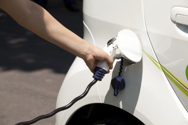 bir elektrikli araba ile şarj