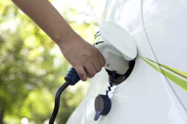 bir elektrikli araba ile şarj