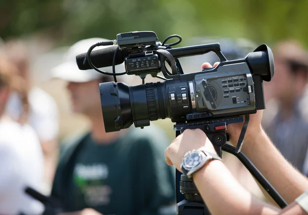 Täcker en händelse med en videokamera — Stockfoto