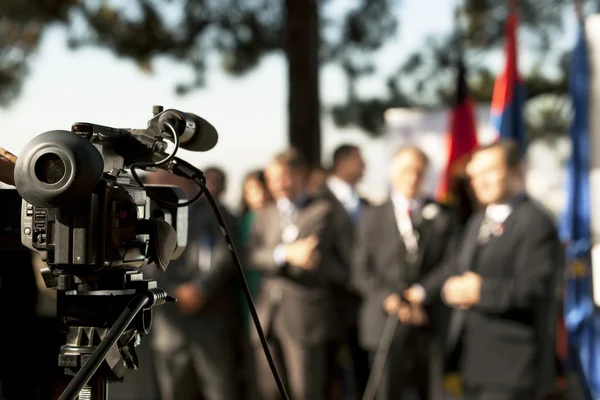 Cubriendo un evento con una cámara de vídeo — Foto de Stock