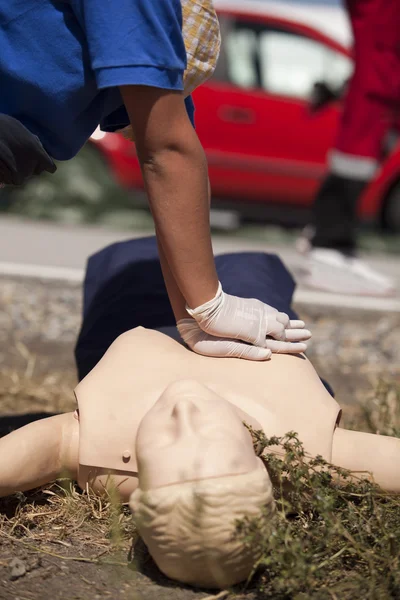 Eerste hulp na auto-ongeluk — Stockfoto