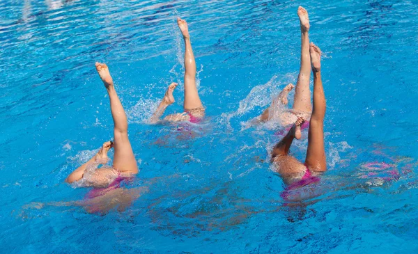 Gesynchroniseerde zwemmers benen verkeer — Stockfoto