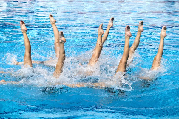 Gesynchroniseerde zwemmers benen verkeer — Stockfoto