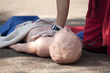 manken üzerinde CPR uygulama