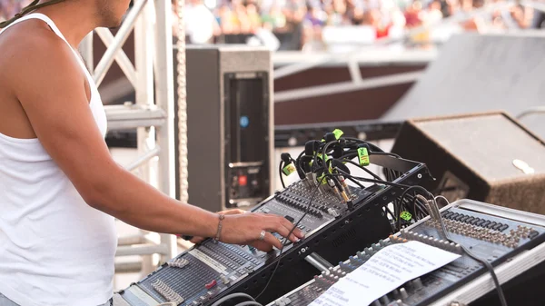 Ingeniero de control de sonido en evento concierto al aire libre — Foto de Stock